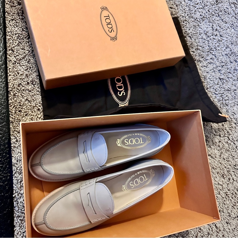 Tod’s - Leather Loafers
Color cement
Size 37